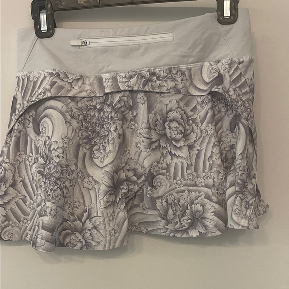 Lululemon gray tennis skirt size 4 - Picture 2 of 3